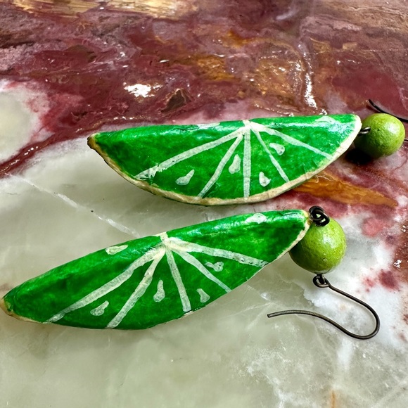 VINTAGE 1980s HAND PAINTED PAPER MACHE 3-D GREEN LIME SLICES DANGLE EARRINGS - Picture 3 of 5